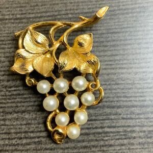 Vintage cluster of faux pearl grapes brooch